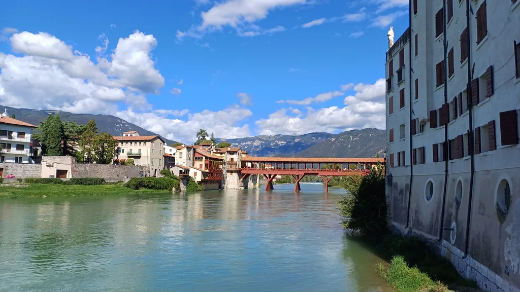 Ponte Vecchio di Bassano del Grappa sul Brenta, con il centro e i rilievi sullo sfondo