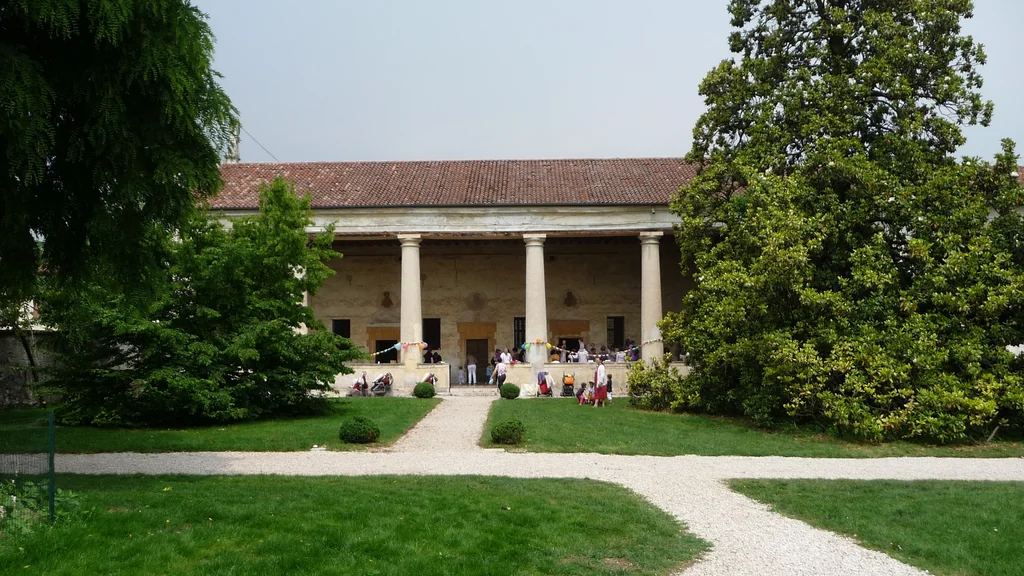 Villa Sesso Schiavo a Sandrigo vista dal giardino con portico e alberi