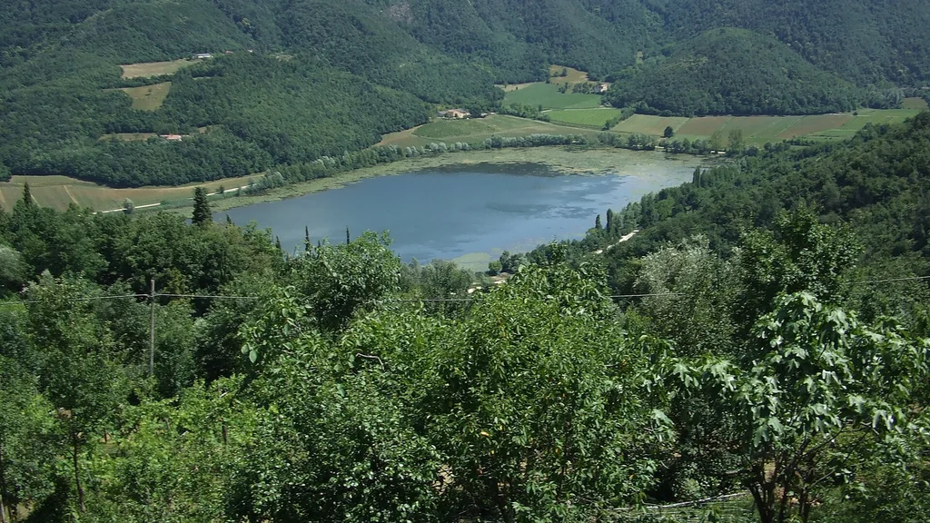 Lago di Fimon e il percorso pianeggiante lungo la riva