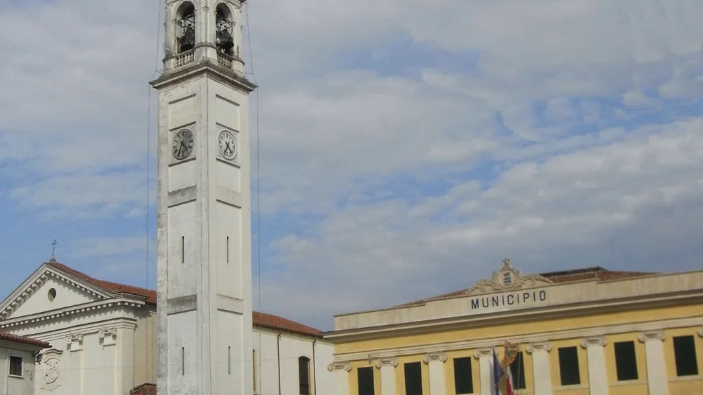 Piazza Umberto I a Camisano Vicentino con campanile, chiesa e municipio