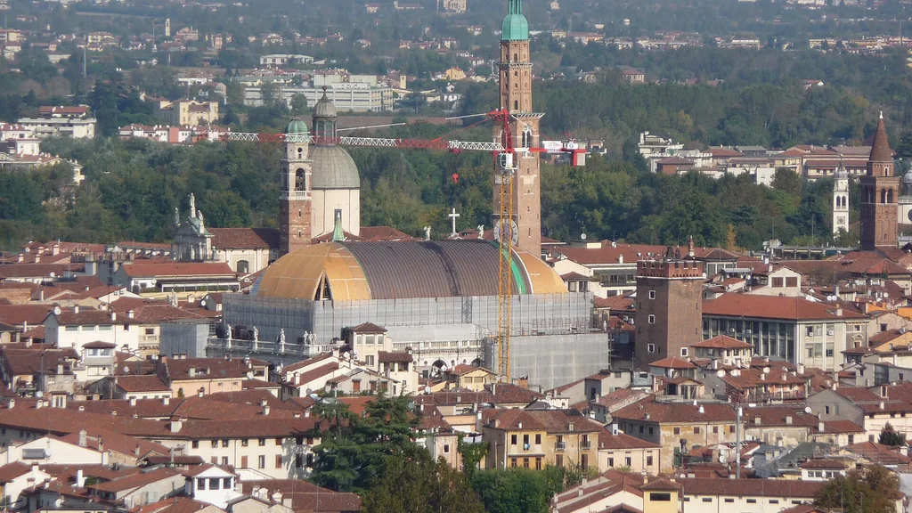 Vicenza con Basilica Palladiana e colle di Monte Berico