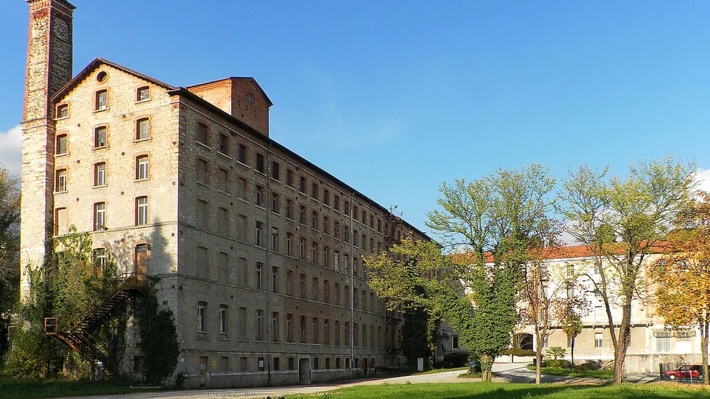 Fabbrica Alta di Schio vista dal parco con la lunga facciata dell'antico lanificio