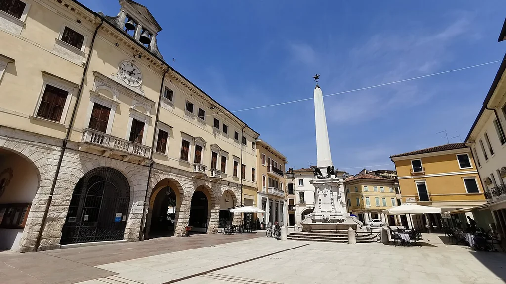 Piazza Giuseppe Garibaldi a Lonigo con portici, monumento centrale e edifici storici