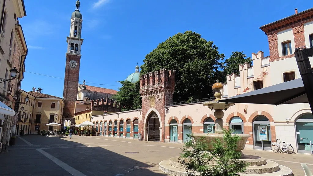 Piazza Giacomo Chilesotti a Thiene con la Torre Civica, la fontana e gli edifici del centro