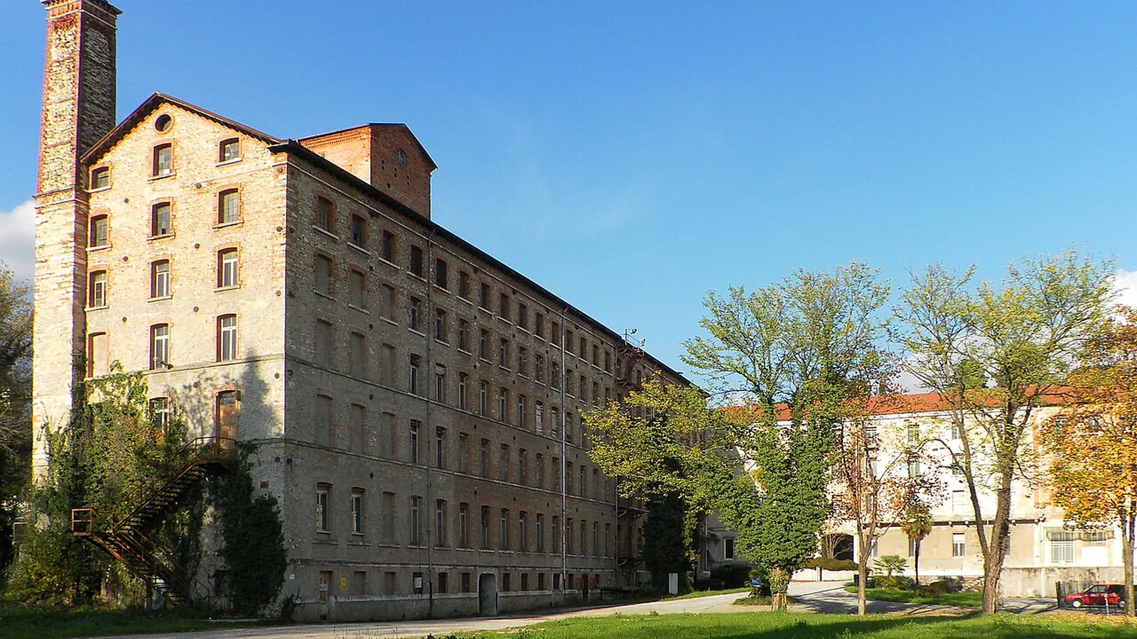 Schio a piedi: il percorso tra centro e archeologia industriale per leggere la città camminando
