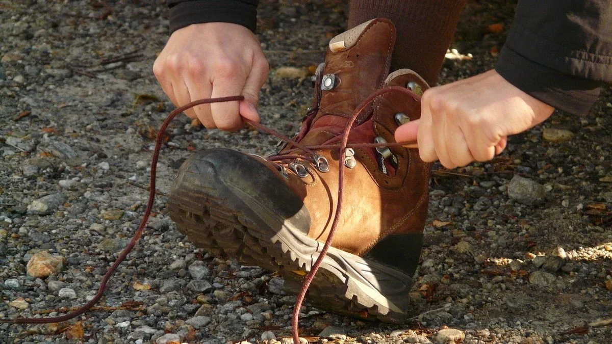 Lacci delle scarpe da camminata: come allacciarli prima di una discesa