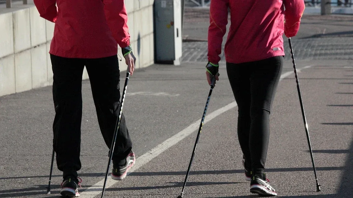 Nordic Walking su terreno bagnato: come adattare appoggio dei bastoncini e passo
